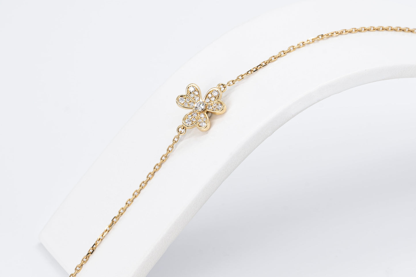 18CT Yellow Gold - Three Clover Bracelet