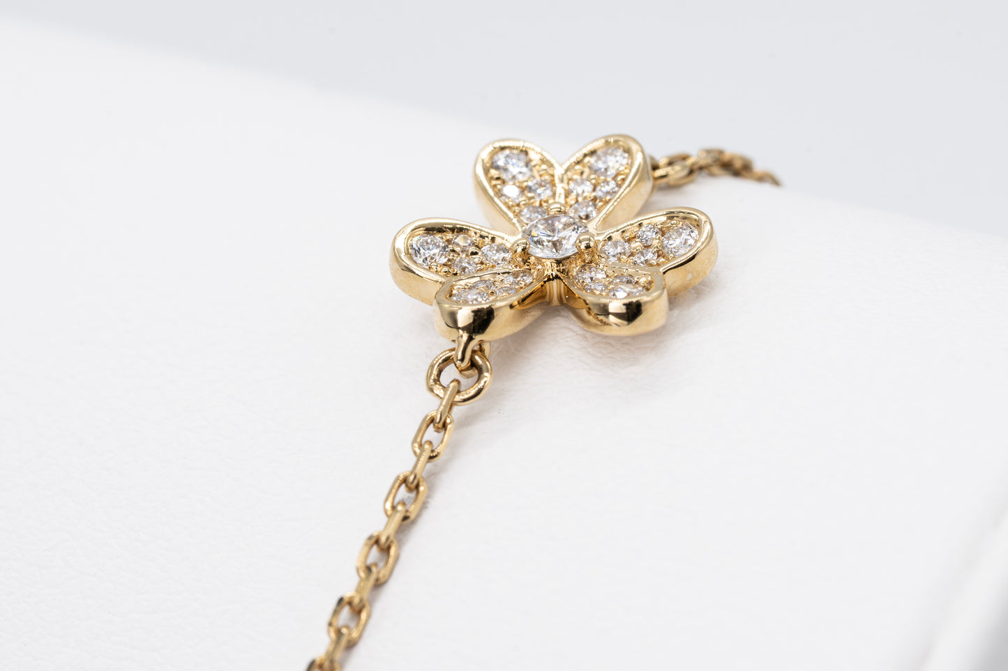 18CT Yellow Gold - Three Clover Bracelet