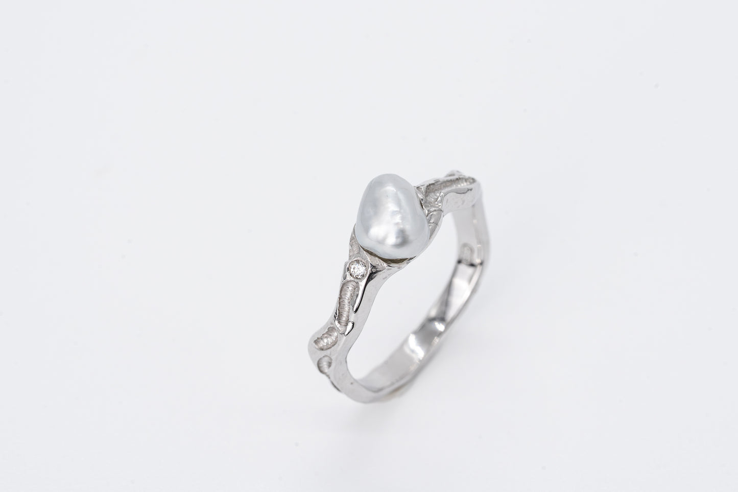 TIDE - 18CT White Gold Wave Engraved Ring with South Sea Pearl